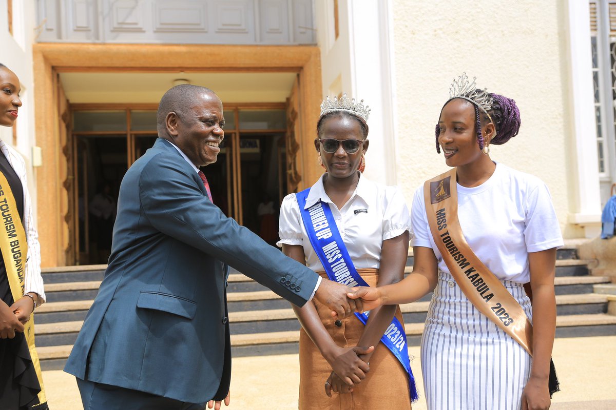 awamala33's tweet photo. Nsisinkanye bannalulungi mu Buganda olwaleero netwogera ku nsonga z’ebyobulambuzi n’ennono. Mbakubirizza okuba abasaale mukutumbula empisa mu Buganda.@BugandaOfficial @TourBugandaUG https://t.co/U4r66AyqIP