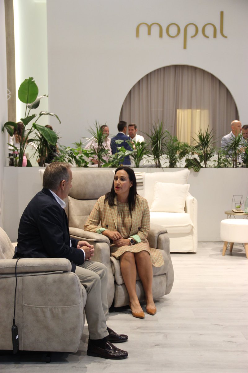 remedios_lajara's tweet photo. El mueble de Yecla está presente —un año más— en Hábitat Valencia a través de los más de 50 firmas expositoras yeclanas que exhiben sus fabricados en la muestra de 2023.

Hoy les hemos acompañado y deseado suerte a todas y cada una de ellas. https://t.co/oxTMlh1j04