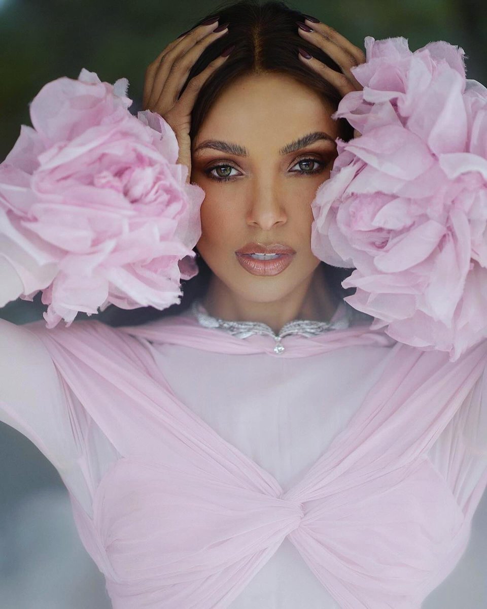 KatGraham's tweet image. #LOfficielArabia Cover Story 🩷