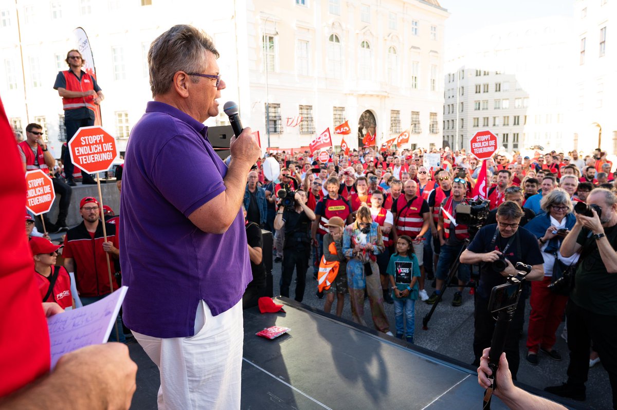 oegb_at's tweet photo. Heute haben wir mit unserer Menschenkette um das Parlament die Regierung zum Handeln aufgefordert: Die Teuerung muss endlich gestoppt werden! Dafür setzen wir uns weiter ein! ✊✊
#Preiserunter #Löhnerauf https://t.co/OYDkiyeeaz
