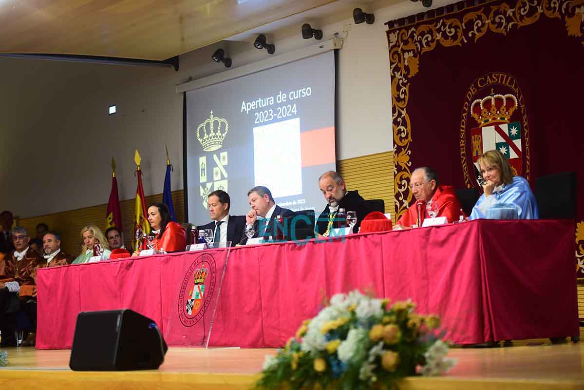 #Fotos La multitudinaria apertura en Toledo del curso académico de la UCLM <a href="/uclm_es/">Universidad de Castilla-La Mancha</a> <a href="/GardeJulian/">Julian Garde</a> <a href="/amadorpastorn/">Amador Pastor Noheda</a> <a href="/cvelazquezromo/">Carlos Velázquez</a> <a href="/educajccm/">Educación C-LM</a>