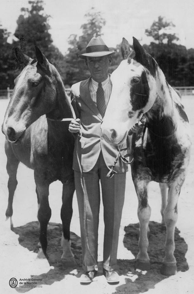 haraselaromo's tweet photo. Hoy se celebra el Dia del Caballo. El 20 de septiembre de 1928 Aimé Félix Tschiffely junto a sus caballos criollos Gato y Mancha llegó a Nueva York después de más de tres años de travesía. Había partido desde Buenos Aires en abril de 1925. 🐴🐎🇦🇷

#CaballoCriolloArgentino https://t.co/6z8pOVzPDU