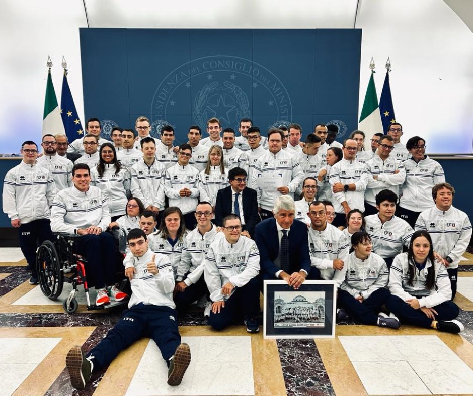 La DI che ha partecipato ai Virtus Global Games di Vichy (FR) è stata ricevuta dall'On. <a href="/andreaabodi/">Andrea Abodi</a> .
Il Presidente del CIP, <a href="/LucaPancalli/">Luca Pancalli</a> insieme al Ministro hanno donato un diploma agli atleti.
E' stato un grandissimo onore, grazie da parte di tutta la Delegazione.
#Disabilità