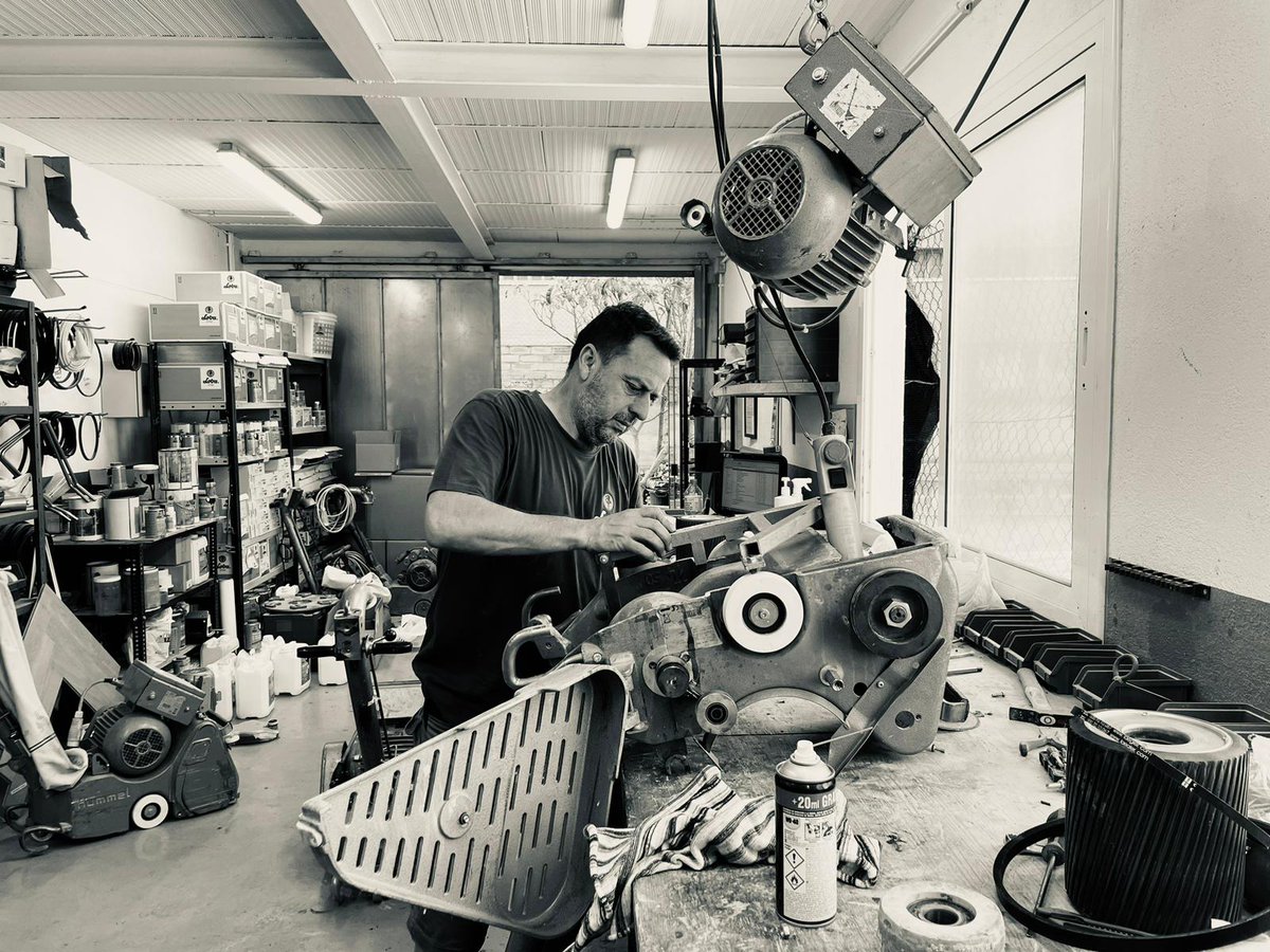 Nuestro taller de Laëgler ya está de nuevo en acción. 

📷 Nuestro técnico especializado reparando y dejando en perfectas condiciones esta máquina Hummel. 

Seguimos❗

--

 #madera #wood  #construcción #reformas #arquitectura #barcelona #decoración #inte santjustparquets.com