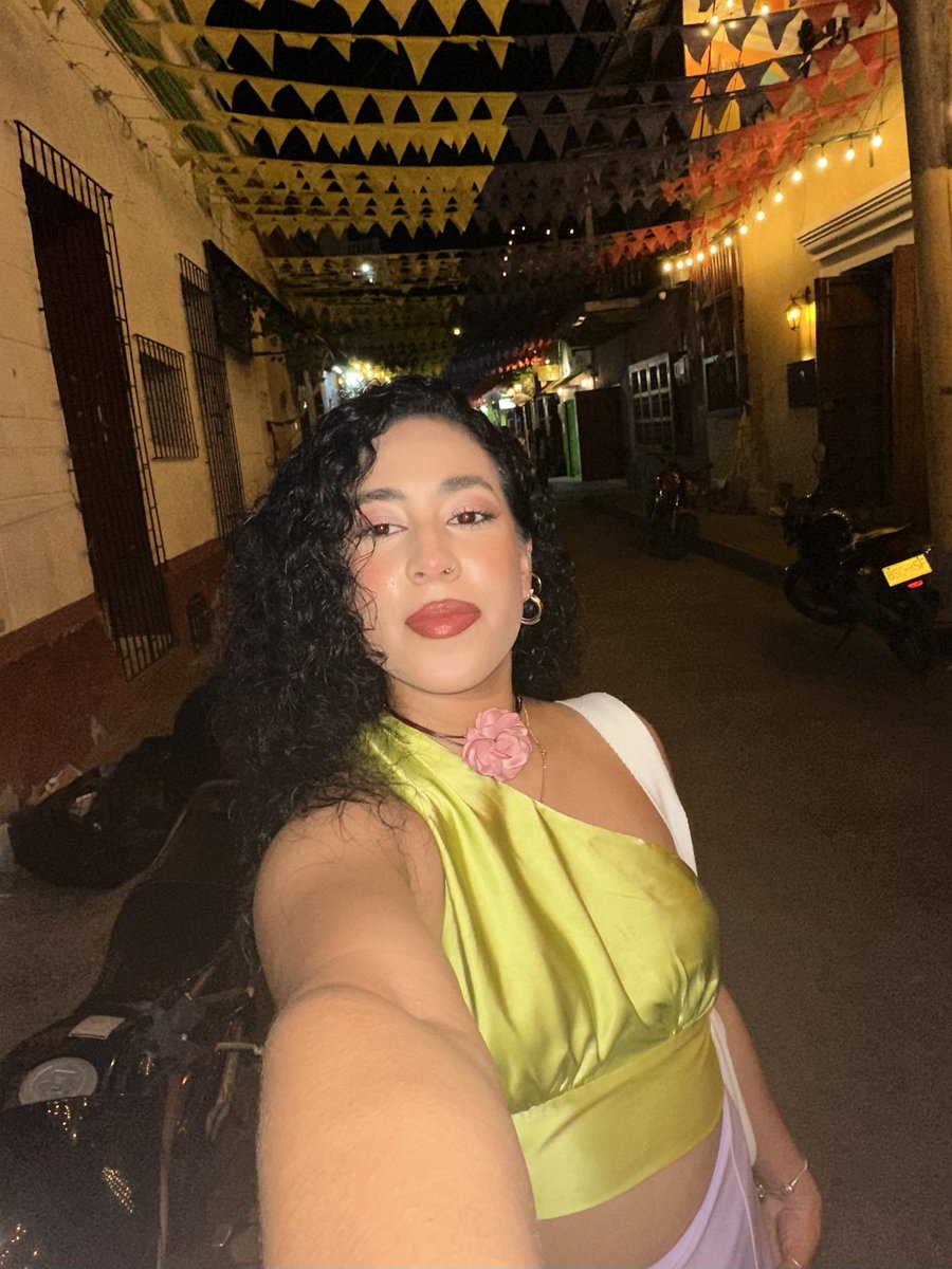 _aleexcastro's tweet photo. I simply adore her https://t.co/ZZA6NVMOoH