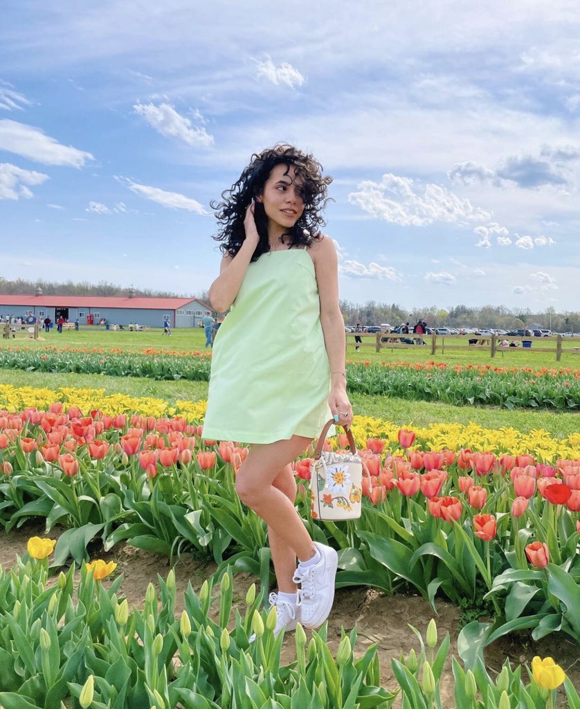 Emma53438405's tweet photo. Lost in a sea of tulips🌷

( This dress is actually a romper and it’s my favorite thing ever 💚) https://t.co/D5ncrg2FYg