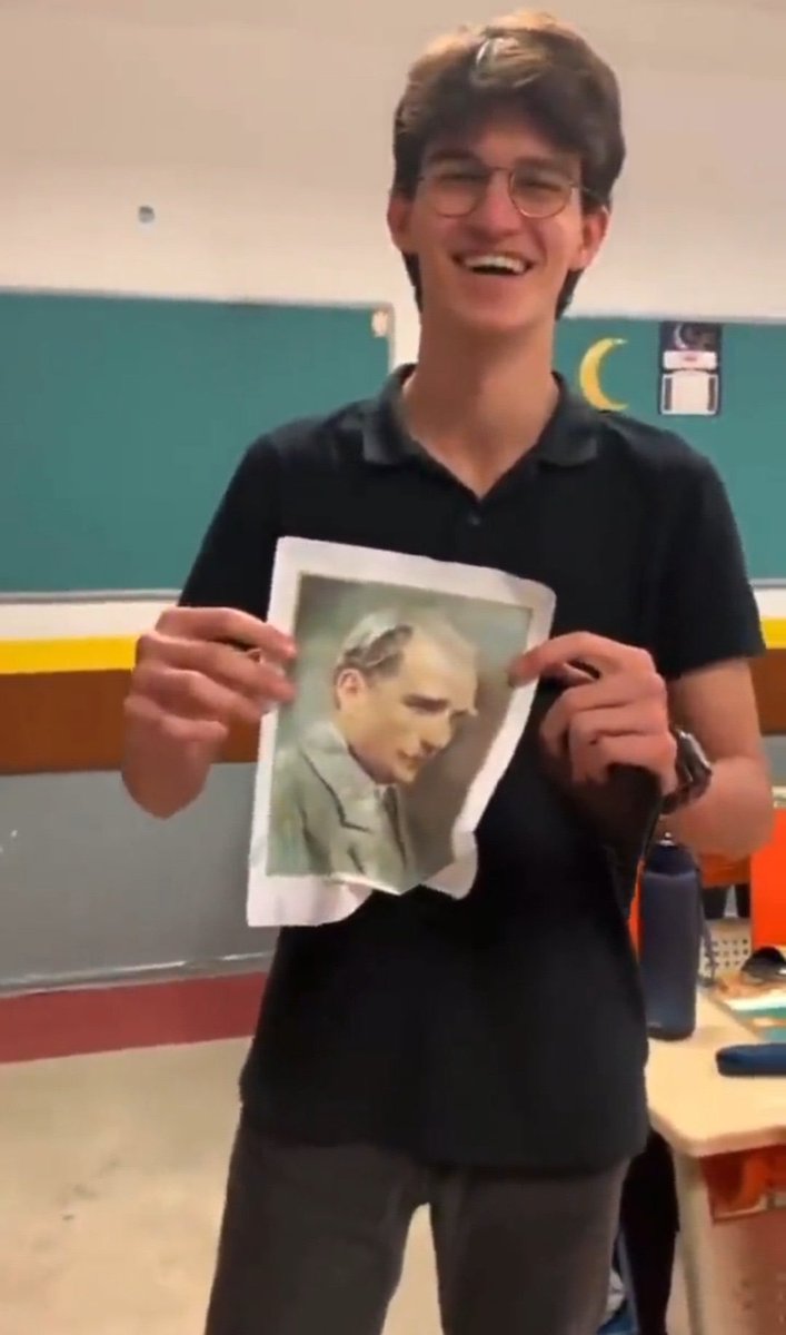 Tüm ideolojik görüşleri bir kenara bırakırsak, ilk Cumhurbaşkanımıza yapılan hakaret ile son cumhurbaşkanına yapılan hakaret arasında kanunen fark yoktur. Cumhurbaşkanına hakaretin cezası ne ise aynı cezayı almalı, 16 yaşında olan ve diğerleri gibi... #EminSoyyigitTutuklansın