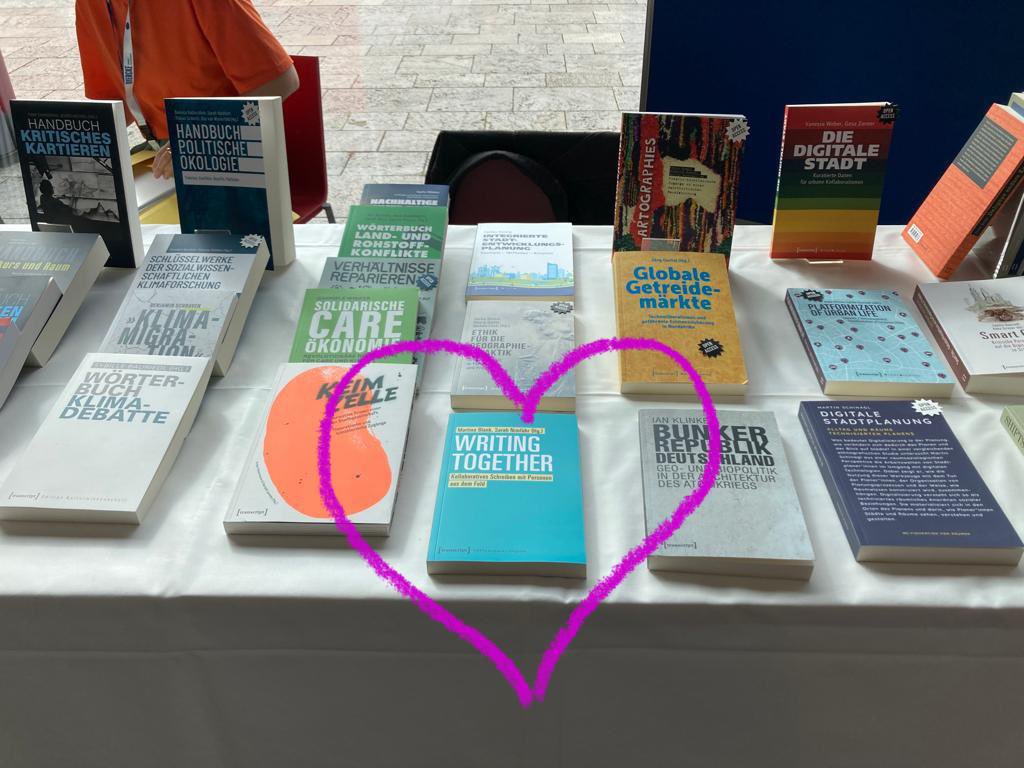 sarahnimfuehr's tweet photo. @transcriptweb @dkg2023 Und unser Buch ist auch dabei 🤩 Druckfrisch seit 7. September verfügbar als e-Book (Open Access) oder Printexemplar ➡️ https://t.co/JLFfHaGege

#writingtogether https://t.co/TIp9m59Ux8