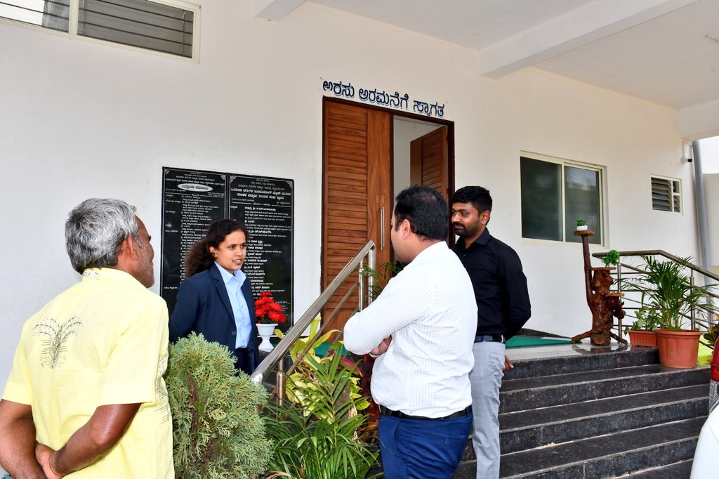 ZP_Chikmagalur's tweet photo. ಮಾನ್ಯ ಸಿಇಓ ರವರು ನಗರದಲ್ಲಿರುವ ಡಿ.ದೇವರಾಜ ಅರಸು ಹಿಂದುಳಿದ ವರ್ಗಗಳ ಮೆಟ್ರಿಕ್ ನಂತರದ ಇಂಜಿನಿಯರಿಂಗ್ ಬಾಲಕಿಯರ ವಿದ್ಯಾರ್ಥಿ ನಿಲಯಕ್ಕೆ ಭೇಟಿ ನೀಡಿ ಪರಿಶೀಲಿಸಿದರು. ನಂತರ ವಿದ್ಯಾರ್ಥಿನಿಯರ ಕುಂದು ಕೊರತೆಗಳನ್ನು ಆಲಿಸಿದರು. ಈ ಸಂದರ್ಭದಲ್ಲಿ ಹಿಂದುಳಿದ ವರ್ಗಗಳ ಕಲ್ಯಾಣ ಇಲಾಖೆಯ ಉಪ ನಿರ್ದೇಶಕರಾದ ಸೋಮಶೇಖರ್  ವೈ ರವರು ಉಪಸ್ಥಿತರಿದ್ದರು. https://t.co/gtfXmkRmNk