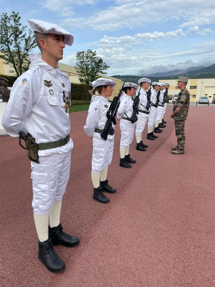 CommandementFOT's tweet image. 👉Un temps d'échange avec les instructeurs et les soldats en instruction essentiel pour le #ComFT qui a la responsabilité de fournir les soldats opérationnels dont l'armée de Terre a besoin. #NosJeunesOps