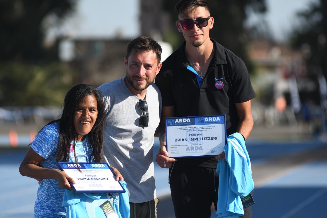 SonderArgentina's tweet photo. En el marco de la jornada, se realizaron distinciones especiales para los #atletas que han participado de competencias internacionales este año: Carolina Lozano, Julián Molina, @Brianimpellizz1 y @YaninaMartinT36.

Resultados en Instagram de Atletismo Rosario.

#VestimosElJuego https://t.co/hPuygB3rMR