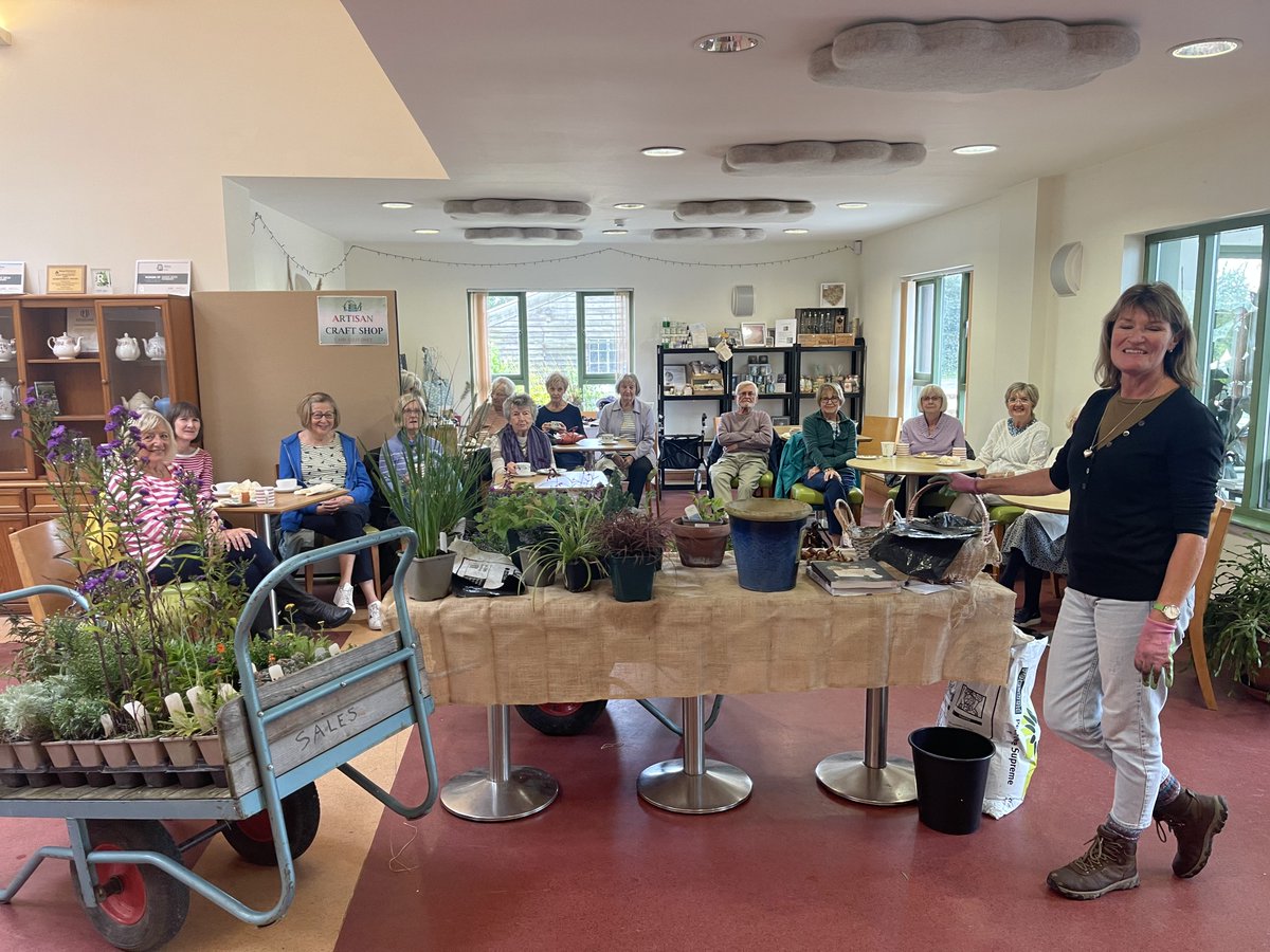 MiresBeck's tweet photo. Louise has been giving a talk this afternoon to the "Beverly District U3A" group about all things plants and Mires Beck🌱
It's a shame it's such a rainy afternoon and we weren't able to do a tour (it's great for the plants tho)💚
#miresbeck #gardening #plants #flowers https://t.co/vhxqbtmwXa