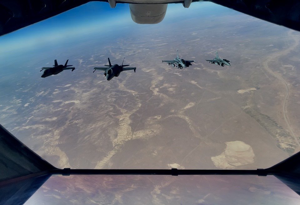 USAFCENT's tweet image. 🇫🇷 French Rafales and 🇺🇸 U.S. F-35s flew together over Syria for the first time in an embedded mission last week, highlighting the French coalition partnership with AFCENT #Chammal #PartnerForStrength
@CJTFOIR @EtatMajorFR @CENTCOM @usairforce