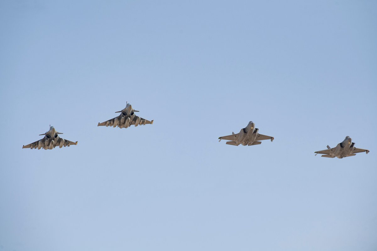 USAFCENT's tweet image. 🇫🇷 French Rafales and 🇺🇸 U.S. F-35s flew together over Syria for the first time in an embedded mission last week, highlighting the French coalition partnership with AFCENT #Chammal #PartnerForStrength
@CJTFOIR @EtatMajorFR @CENTCOM @usairforce