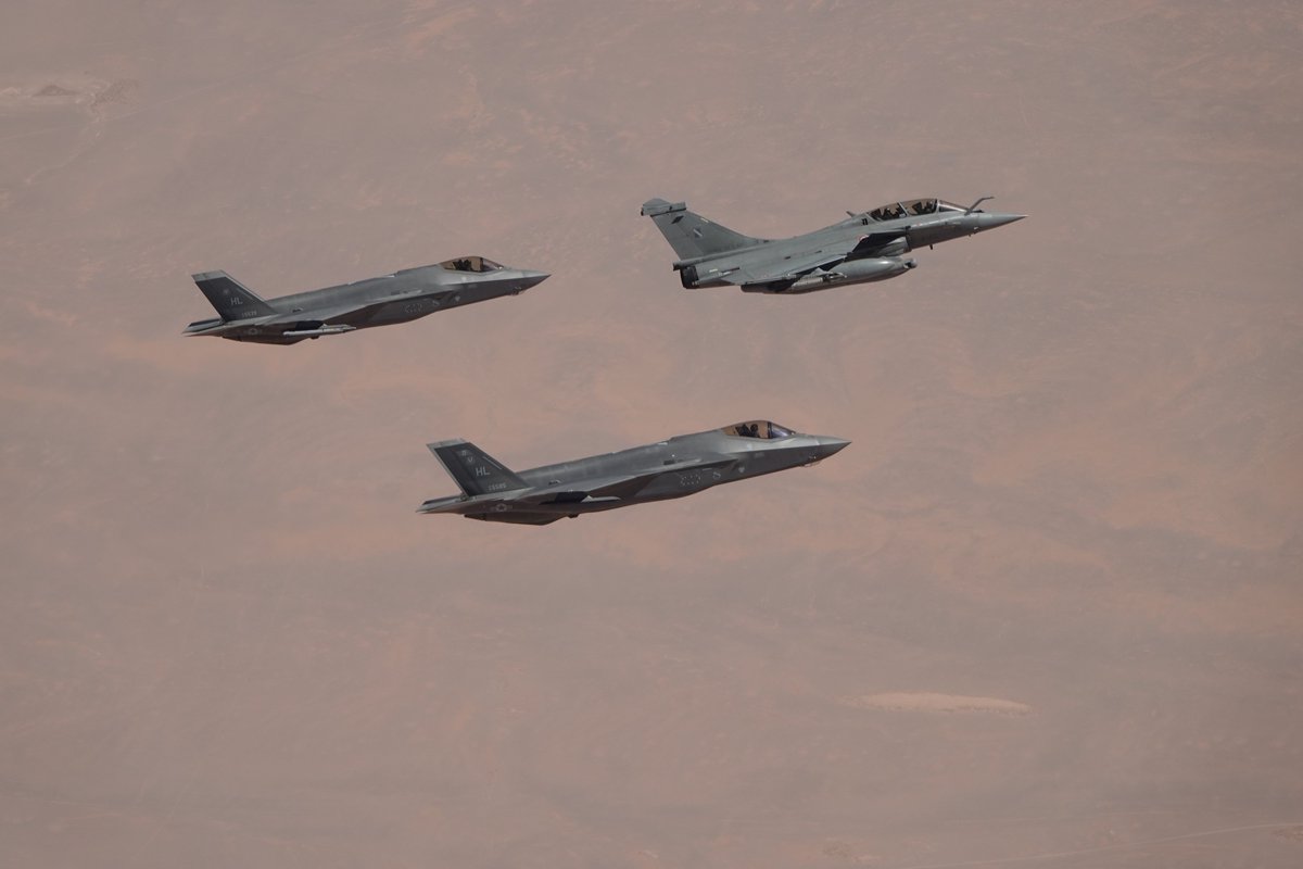 USAFCENT's tweet image. 🇫🇷 French Rafales and 🇺🇸 U.S. F-35s flew together over Syria for the first time in an embedded mission last week, highlighting the French coalition partnership with AFCENT #Chammal #PartnerForStrength
@CJTFOIR @EtatMajorFR @CENTCOM @usairforce
