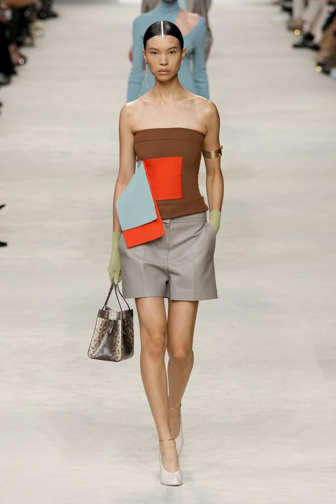 jacquemusx's tweet photo. Loved the blocking at Fendi 😮‍💨 https://t.co/fj1efLR77b