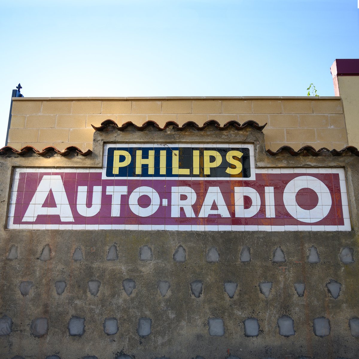 MayusculaL's tweet image. Philips Auto Radio // Ctra. Nacional 601 // Valdelafuente // León 

Toda la historia, en instagram 📸👇
instagram.com/p/CxMzmlYIAUb/

Foto: @Txema_Ramos 

@patrimografico @Philips #tipografía #tipo #typograph #rótulo #letrero #leonesp #lmayuscula #lmayúscula #patrimoniográficodeLeón