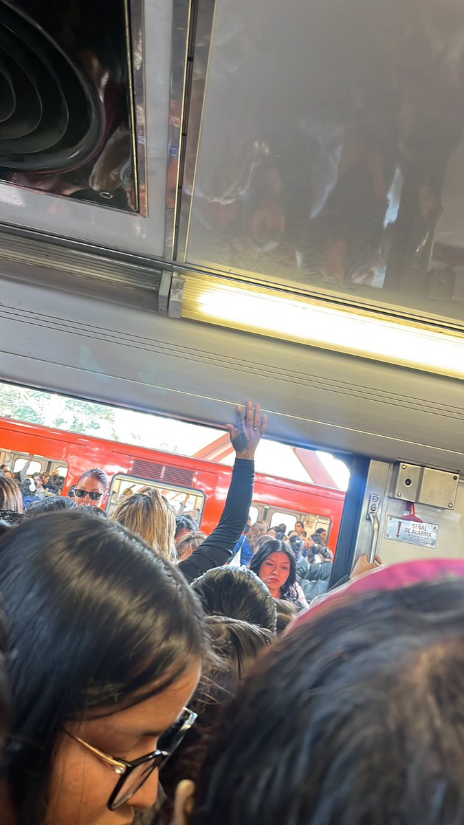 cecy_arenas's tweet photo. @MetroCDMX No mamen, en la estación constitución hay en tren el carril de en medio que lleva 15 min sin salir https://t.co/Qubvqt0mUZ