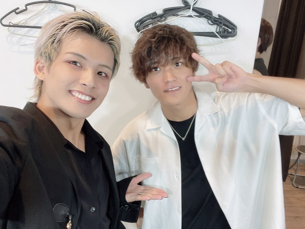 FORWAN_AKIRA's tweet photo. 実は昨日SBDのHIROくんが見に来てくれてました！

なんだかんだFORWANのLIVE見てもらうの初めてだったから緊張した笑

またご飯行きましょう✌️
ありがとうございました！！ https://t.co/wpzsD5TI89