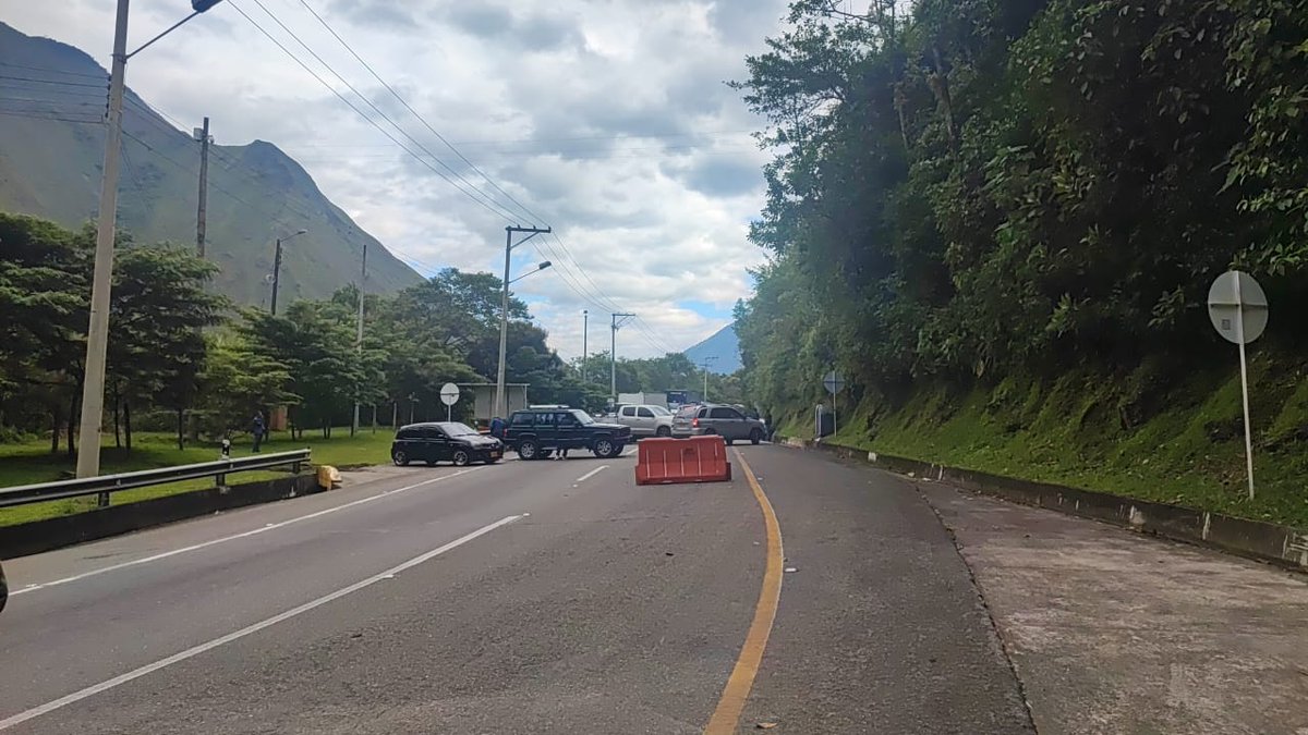 CoviandinaSAS's tweet photo. (9:25 am) Autoridades informan: Persiste el cierre y bloqueo por parte de la comunidad en el Pr 59+000 Guayabetal.Sigue el cierre en puntos de control K0+000, k35+000, k44+000, k54+000, peaje Pipiral, k83+000. La policía atiende la situación. Tiempo seco en el corredor vial. #713 https://t.co/LTAucBlsKa