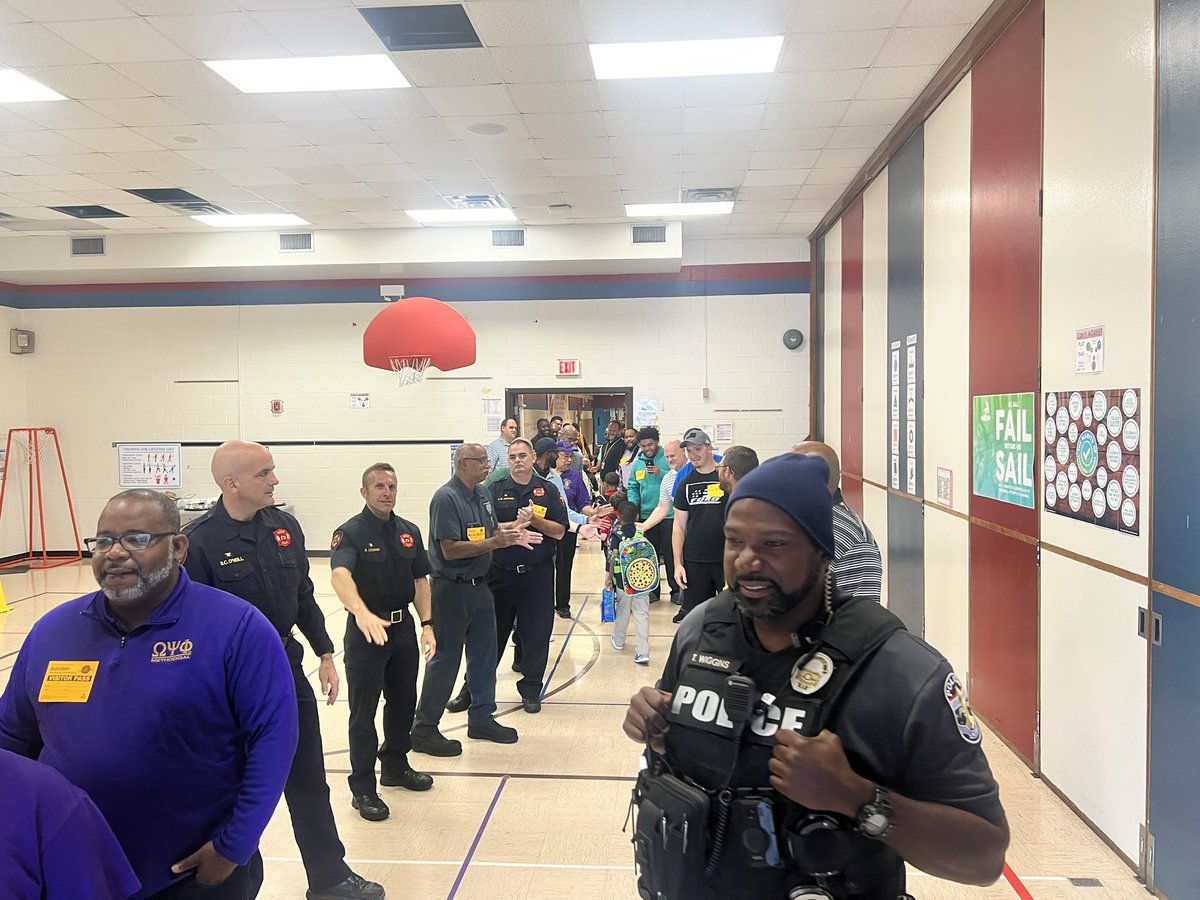 RogerCollinsKY's tweet photo. Another successful FLASD DADS with @LMPD 7th division Officer Wiggins, @loukyfire, and about 30 other community members! @JCPSDEP1 &amp; @GregVannDEP do an awesome job bringing us all together for the kids we serve! #modernresponders #leadership https://t.co/MsCFMvhoVm