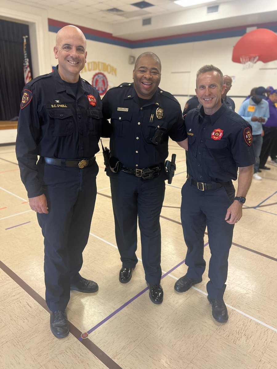 RogerCollinsKY's tweet photo. Another successful FLASD DADS with @LMPD 7th division Officer Wiggins, @loukyfire, and about 30 other community members! @JCPSDEP1 &amp; @GregVannDEP do an awesome job bringing us all together for the kids we serve! #modernresponders #leadership https://t.co/MsCFMvhoVm