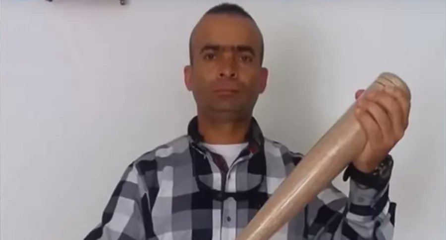fundacion_2's tweet photo. Cuál es la diferencia de este personaje con el candidato a la presidencia de argentina, que  apoya  María f  Cabal.🤔 https://t.co/2yh5ptsm1W