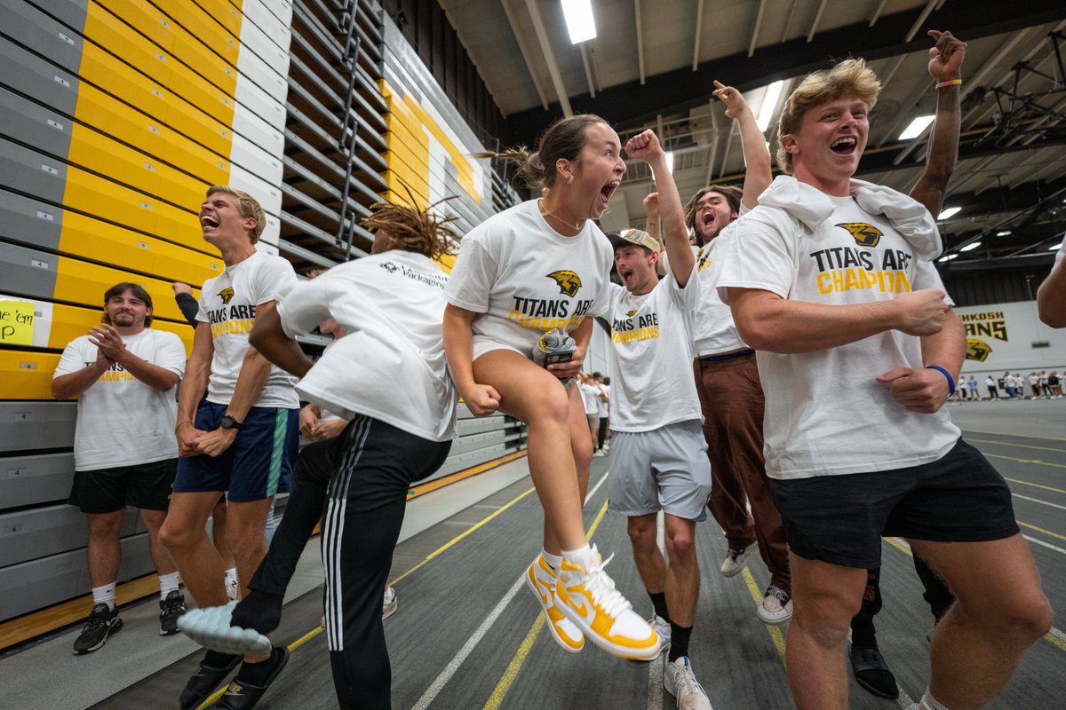 UWOshkoshTitans's tweet photo. Did we just become best friends? 🤝

#MeetandGreet23 #GoldStandard https://t.co/RjgMcj3HcH