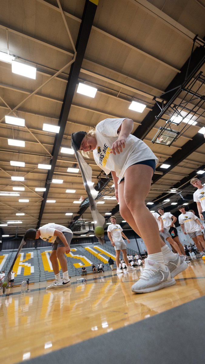 UWOshkoshTitans's tweet photo. Did we just become best friends? 🤝

#MeetandGreet23 #GoldStandard https://t.co/RjgMcj3HcH