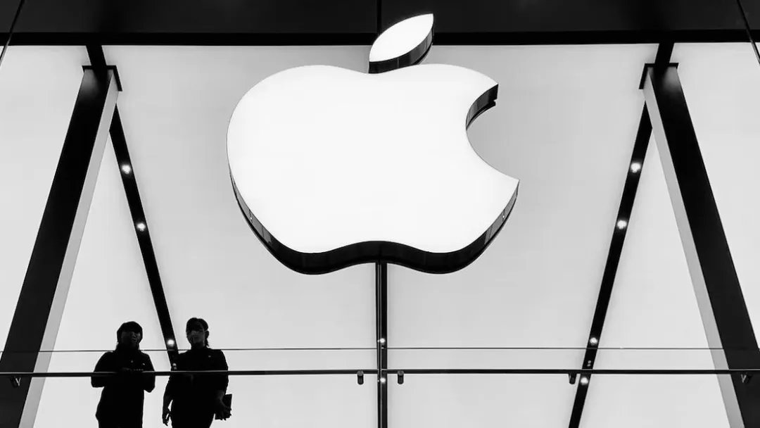 V_Chaponnay's tweet photo. 🚨 FLASH - Apple envisage de lancer une fonctionnalité de trading dans les iPhones 🤳

Étudiée en partenariat avec Goldman Sachs, elle permettrait aux utilisateurs d'échanger des actions directement depuis leur téléphone.

Ce serait une sacrée révolution pour la finance 👀 https://t.co/DzPks2IILp