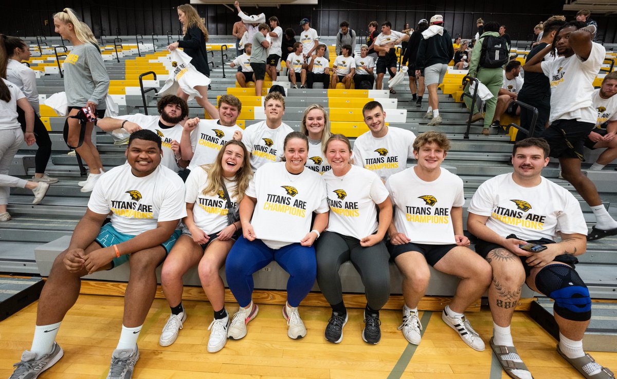 UWOshkoshTitans's tweet photo. Did we just become best friends? 🤝

#MeetandGreet23 #GoldStandard https://t.co/RjgMcj3HcH