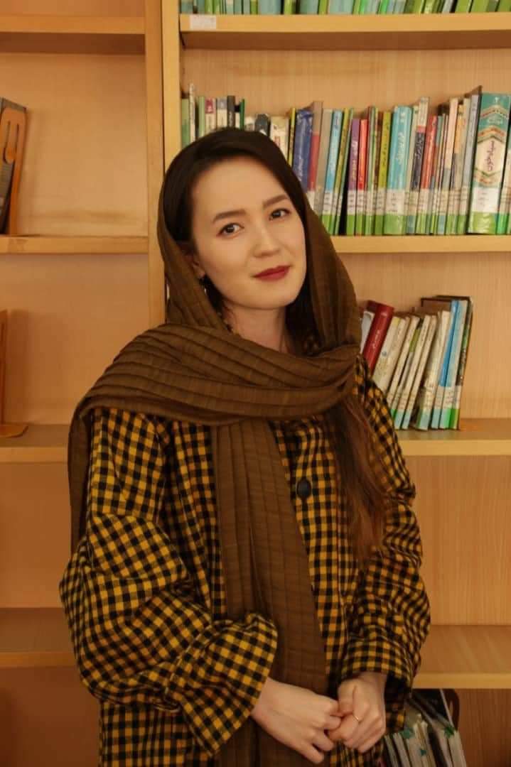 کتاب (  هموگان ) آثار ناهید عارفی هزاره تبار، 
برنده پنجمین دوره مسابقات داستان نویسی در رشته داستان های بلند فانتزی کشور ایران گردید،  گرچه متأسفانه رسانه های ایران و افغانستان او را دختر افغان با جعل هویت معرفی می کنند اما او هزاره سچه است .
مبارکش باد . 
#StopHazaraGenocide