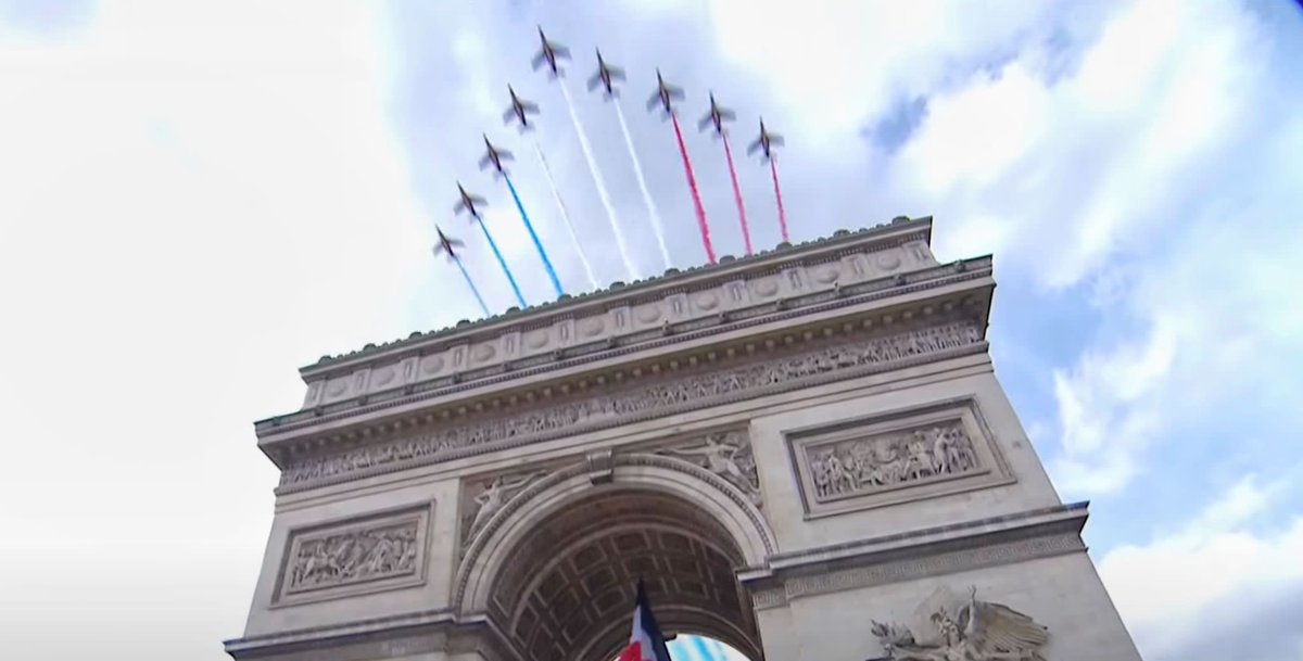 FranceintheUK's tweet photo. Very warm welcome in Paris for Their Majesties from President @EmmanuelMacron and his wife. 🇨🇵 🇬🇧 https://t.co/0vR0VdRIdW