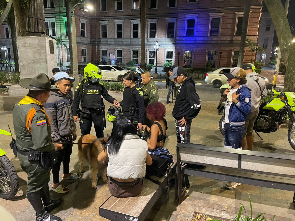 seguridadmed's tweet photo. ⚠️🌳 Seguimos comprometidos con una ciudad segura y con espacios para el disfrute de todos. En la #Comuna10 - La Candelaria, hemos llevado a cabo operativos de control como parte del #PlanParques, con la meta de devolver áreas a la comunidad y fomentar su bienestar. https://t.co/lzCPuwv3f5
