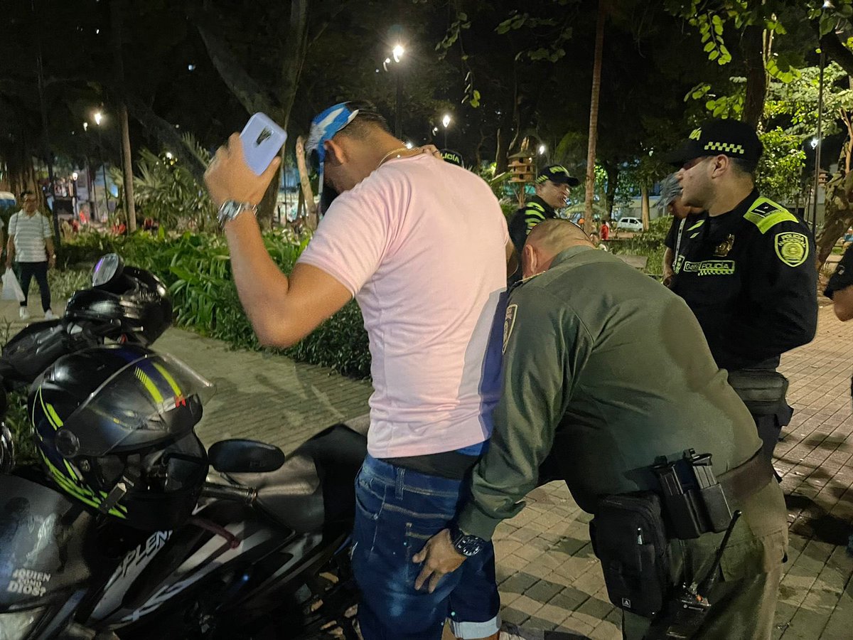 seguridadmed's tweet photo. ⚠️🌳 Seguimos comprometidos con una ciudad segura y con espacios para el disfrute de todos. En la #Comuna10 - La Candelaria, hemos llevado a cabo operativos de control como parte del #PlanParques, con la meta de devolver áreas a la comunidad y fomentar su bienestar. https://t.co/lzCPuwv3f5