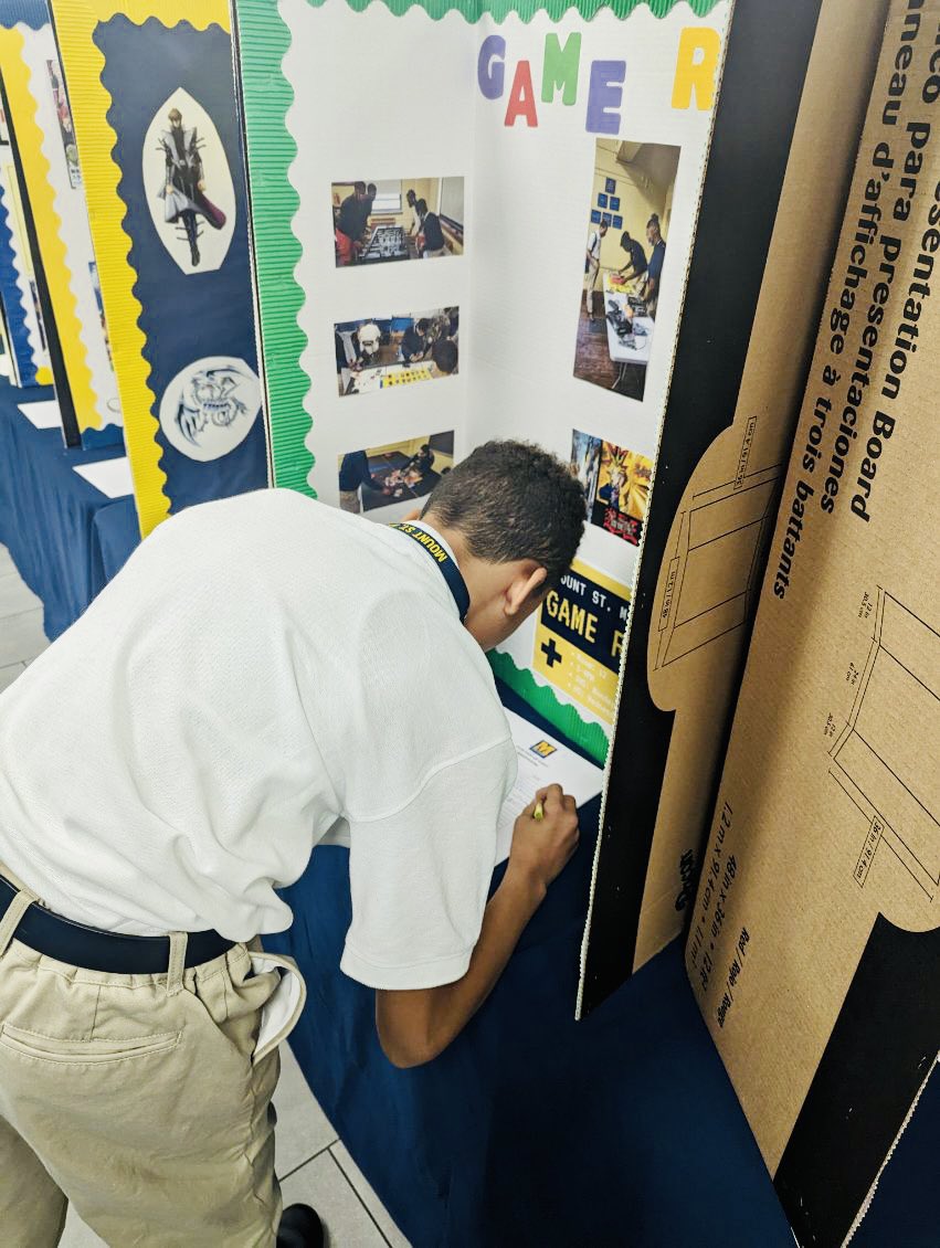 MountToday's tweet photo. Students are learning what happens #afterthebell at our #ClubFair. With various co-curricular activities, #TheMountBx has plenty to keep students engaged after school. #JoinaClub #GetInvolved #AllBoys #Grades6through12 https://t.co/nGrD6ysobH