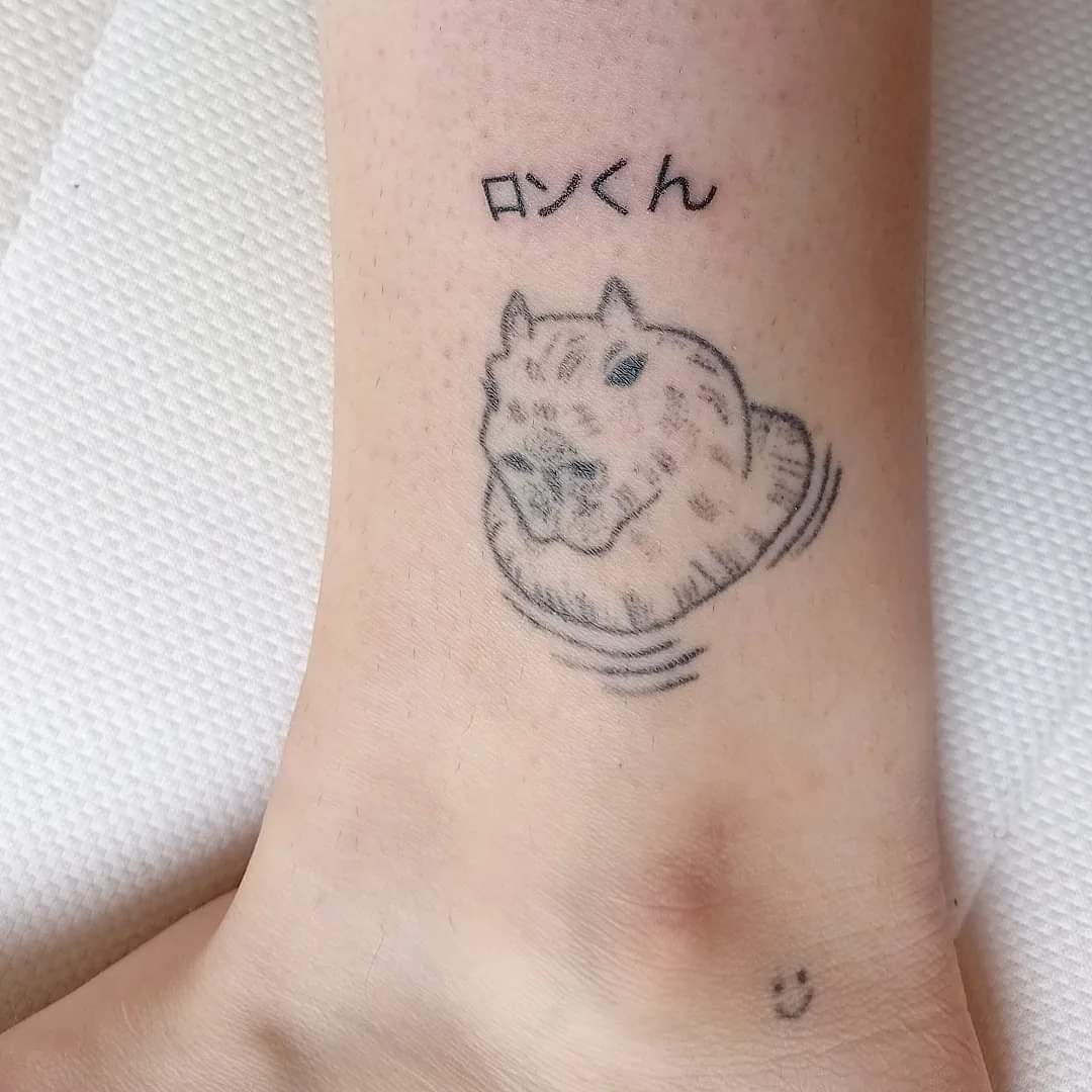 MajorAshley_'s tweet photo. In loving memory of Ron Boy ロンくん from @CapybaraLand who passed away yesterday.
Gone but never forgotten 🤎 #ロンくん #RonBoy #RIPRonBoy #RonKun #Capybara #CapybaraTattoo #HandpokeStyle #StickAndPoke https://t.co/MGIwIIInw8