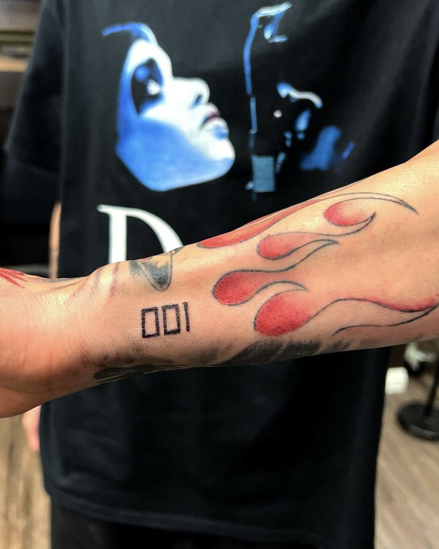 BleacherReport's tweet photo. LaMelo shows off his new ink ✍️

(via @RockRollG) https://t.co/SKPdi9PHRi
