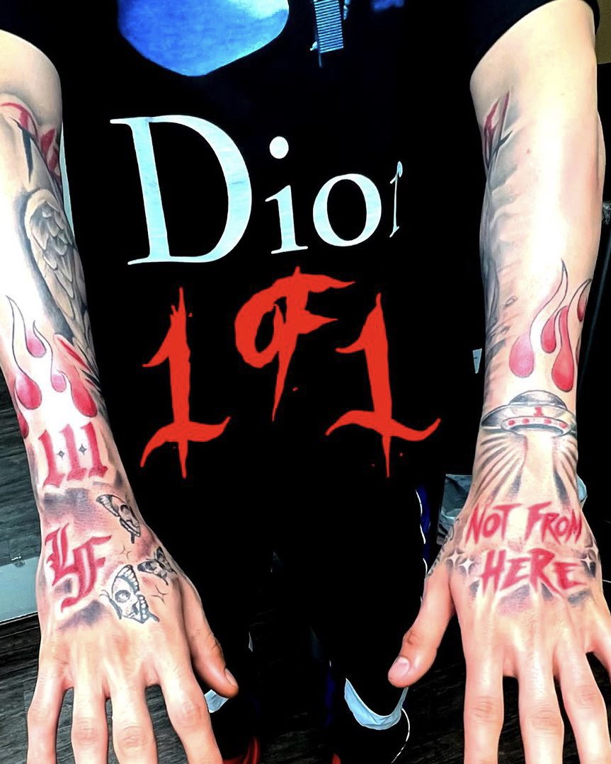 LaMelo shows off his new ink ✍️

(via <a href="/RockRollG/">Herchell Carrasco</a>)