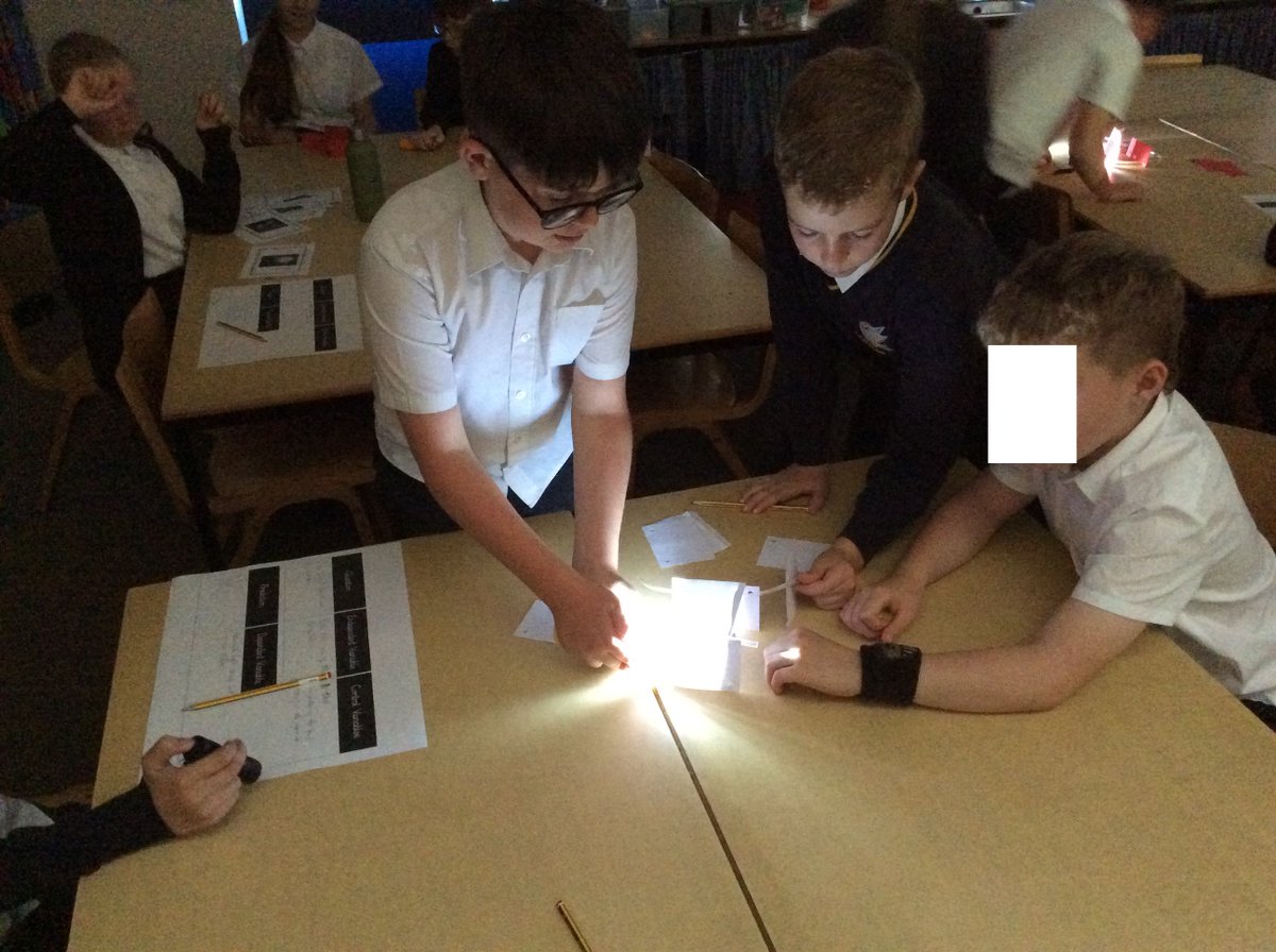 SchoolGotham's tweet photo. Maple class designed their own scientific enquiry to answer the question "can light curve?". https://t.co/0tqVas0AOV