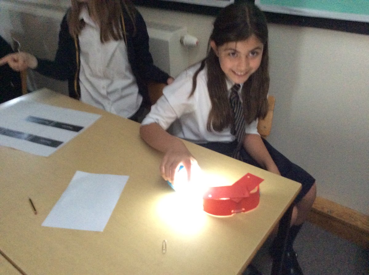 SchoolGotham's tweet photo. Maple class designed their own scientific enquiry to answer the question "can light curve?". https://t.co/0tqVas0AOV