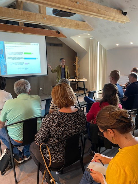 Conférence de <a href="/ArnaudZegierman/">Arnaud Zegierman</a> au <a href="/RelaisChambord/">Relais de Chambord</a> sur la #confiance du grand public à l'égard de la #science 🎤
<a href="/Viavoice_Paris/">Viavoice</a> #seminaire #openagrifood