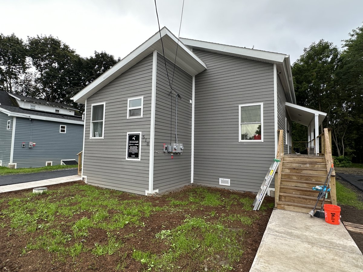 nationalgridNY's tweet photo. 🎉Yesterday we joined @Syracuse1848 Deputy Mayor, Sharon Owens, @OnondagaCounty County Executive, @CEJRyanMcMahon, and A Tiny Home for Good for a ribbon-cutting event to celebrate their latest four housing units in Syracuse! 🏠🏠🏠🏠

Through a partnership with #NGProjectC and A Tiny Home for Good, a vacant lot will now become home to four new residents facing homelessness: https://t.co/utBkGUuQRl