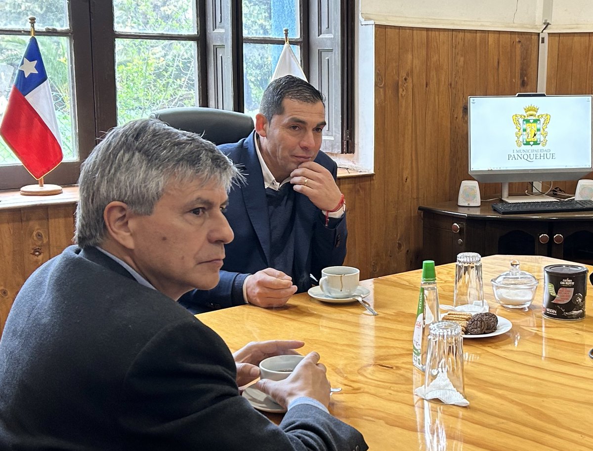 subtel_chile's tweet image. ¡#ChileMejorConectado con redes de alta velocidad! 

📍En Panquehue, el subse @claudioarayasm se reunió con el alcalde, Gonzalo Vergara y representantes de la empresa ON NET Fibra, que se encuentra desplegando red de fibra óptica en la comuna.