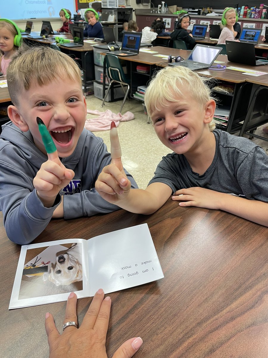 What a joy it is to read with a witch finger! 🧙📚#ccs118life #DelordosDynamos