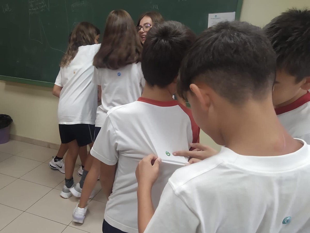 smp_feye's tweet photo. Comenzamos proyecto de Religión... "Emociones a escena"... Adivinamos mediante gestos la emoción de mi compañer@ con la pegatina que tienen pegada en la espalda a través de la mímica. #Escucha #FEYE #laProvi https://t.co/UN1u7Myn4j