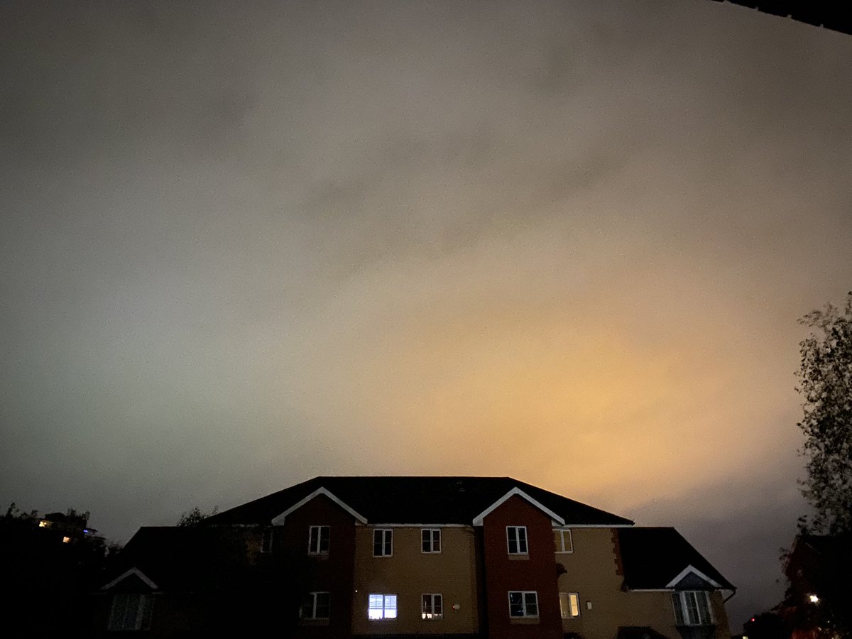 brocastle's tweet photo. Beaut sky in #Cardiff last night. Cloud scattering light..? Or what could have been going on? Couldn’t work out that this was from a ground light source…. @DerekTheWeather https://t.co/QkHUXV8XaW