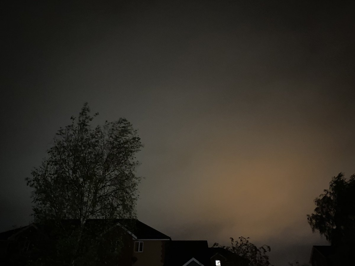 brocastle's tweet photo. Beaut sky in #Cardiff last night. Cloud scattering light..? Or what could have been going on? Couldn’t work out that this was from a ground light source…. @DerekTheWeather https://t.co/QkHUXV8XaW