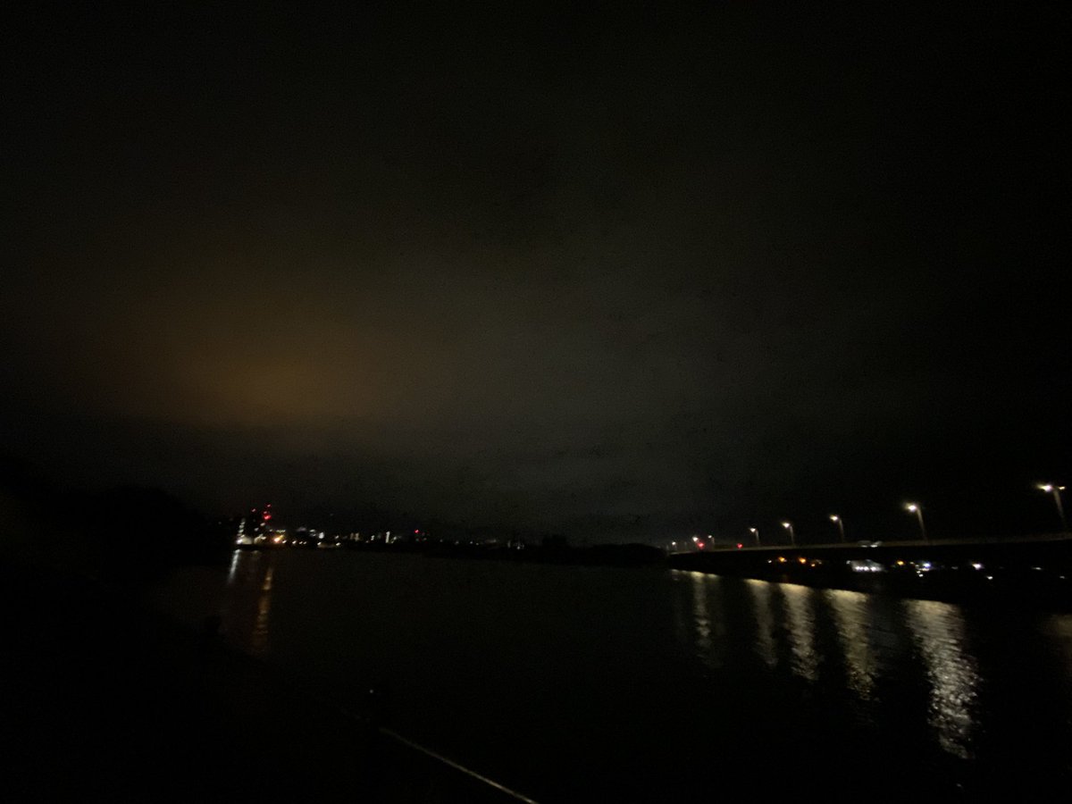 brocastle's tweet photo. Beaut sky in #Cardiff last night. Cloud scattering light..? Or what could have been going on? Couldn’t work out that this was from a ground light source…. @DerekTheWeather https://t.co/QkHUXV8XaW