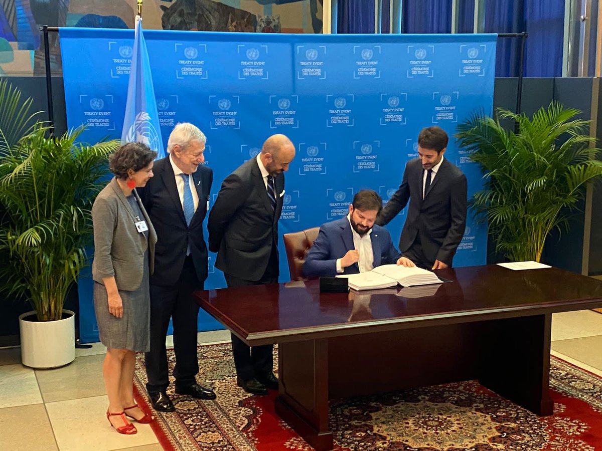 Historico!!! Presidente @GabrielBoric firma en @ONU_es tratado para proteger la biodiversidad en la alta mar #BBNJ Chile uno de los primeros paises en firmar. @AlbertoKlaveren @Maisa_Rojas @undoalos @MMAChile @Minrel_Chile @max_bello_m @CNNChile @Cooperativa @elpais_chile